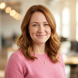 Emily Watson, wskazana jako dyrektor ds. obsługi klienta w Fundelaris, na zdjęciu profilowym